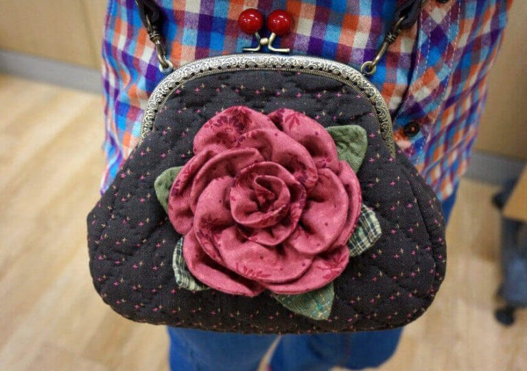 DIY para hacer un bolso con rosa acolchado